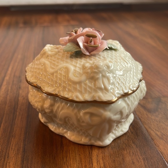 Porcelain Rose Heart Trinket box - Picture 3 of 4